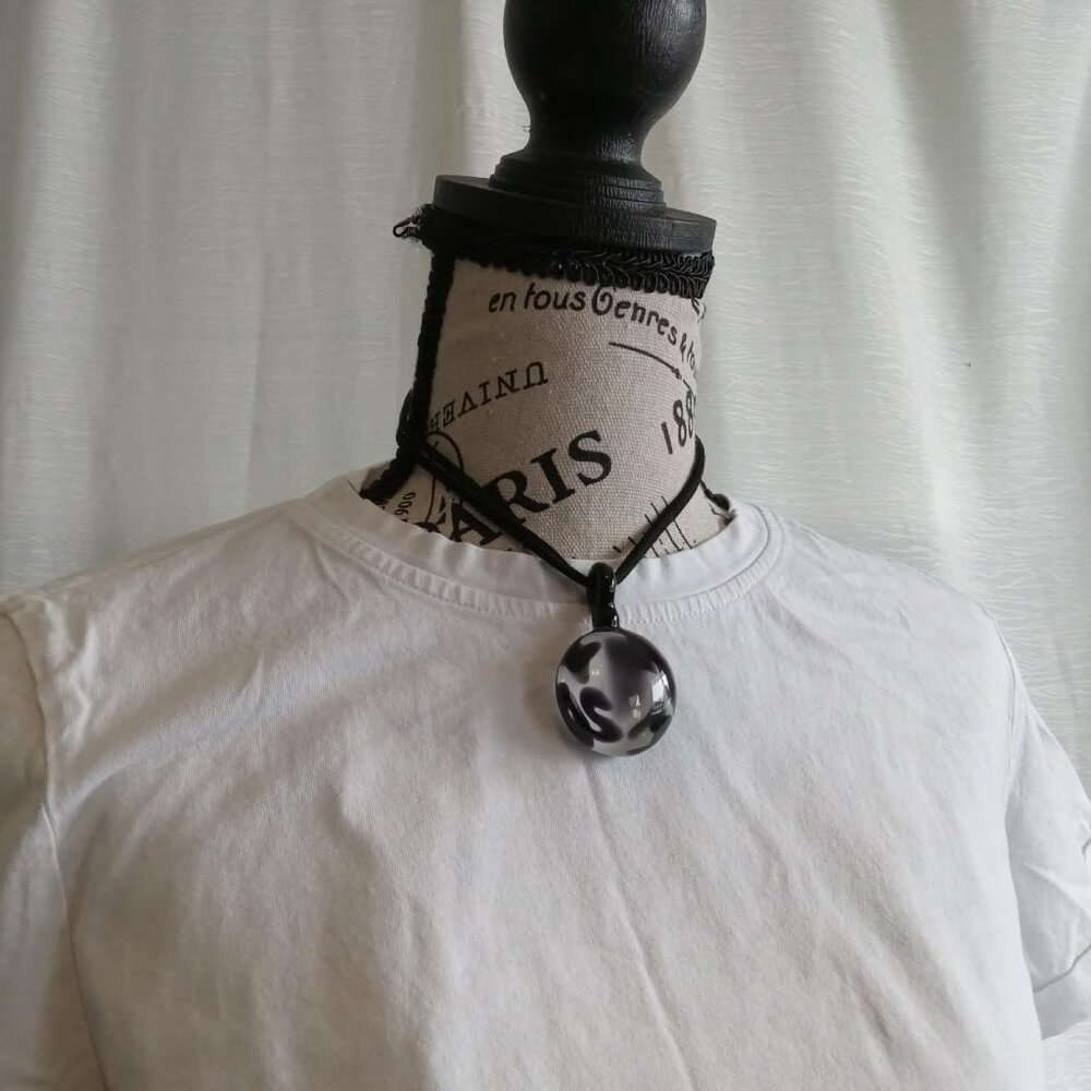 Let's pay tribute to this pendant work with a bunch of hashtags in the comments. - Picture 6 of 7